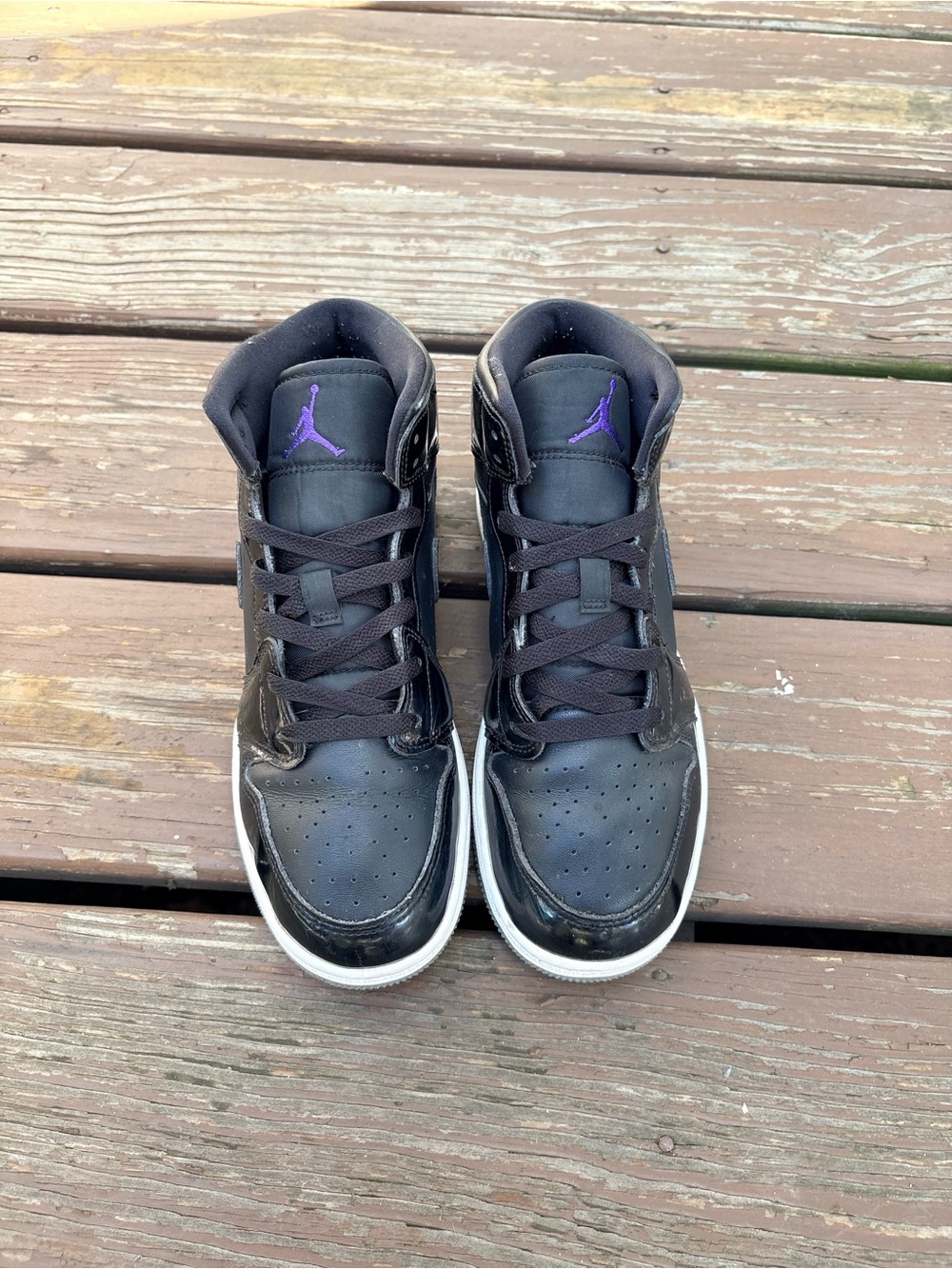 Nike Air Jordan 1 Mid Patent Leather Sneakers – Size 6.5Y / Women’s 8 - Picture 2 of 7